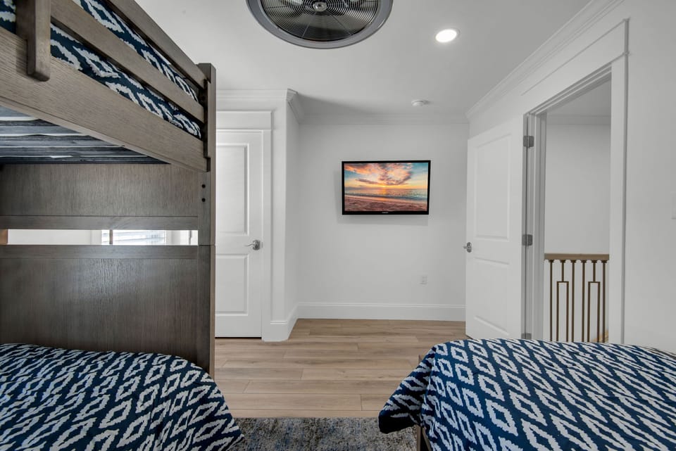 Bunk room with 3 beds