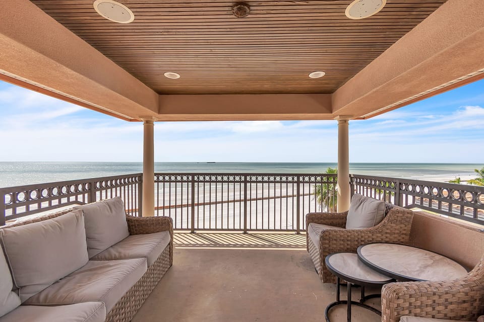 Upper Level Balcony with Seating