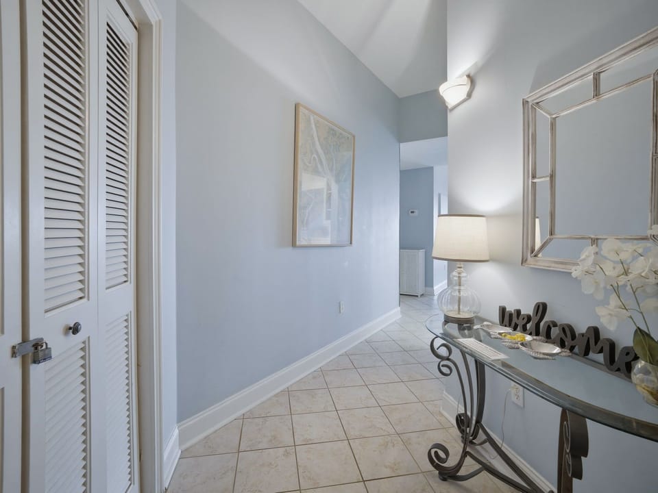 532 Shorewood - Foyer