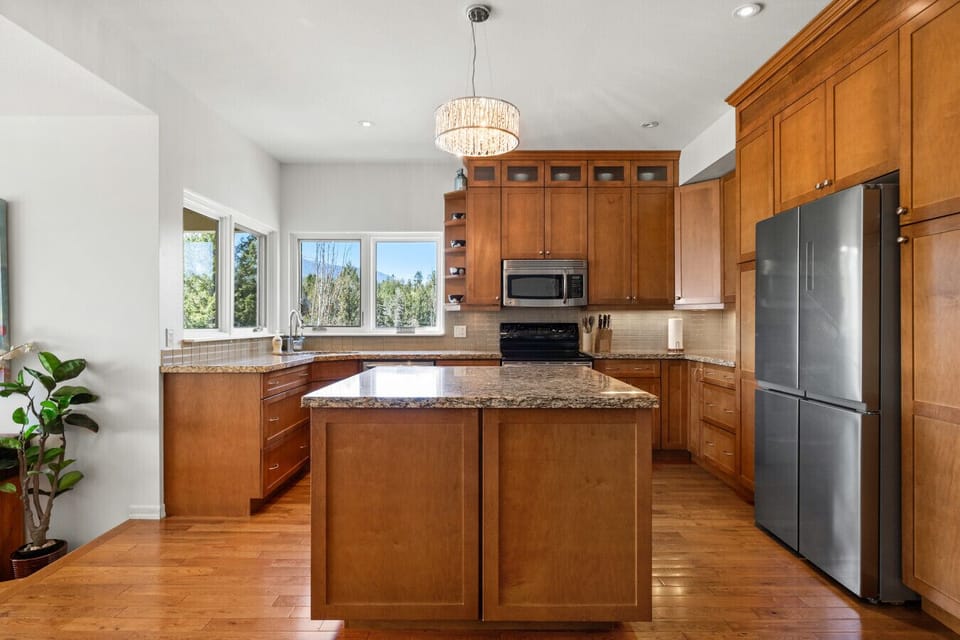 Full kitchen, located on the top (third) floor, with a drip coffee maker, ground coffee, tea, sugar & condiments (ketchup/mustard/relish.)