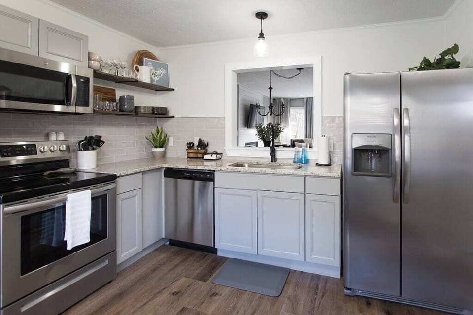 "Highly Highly recommend this Airbnb. It was better than expected and had all the comforts of home. The cleanliness level was outstanding! Jon and Emily make sure you have everything you need for your stay." 
Missy-Past Guest