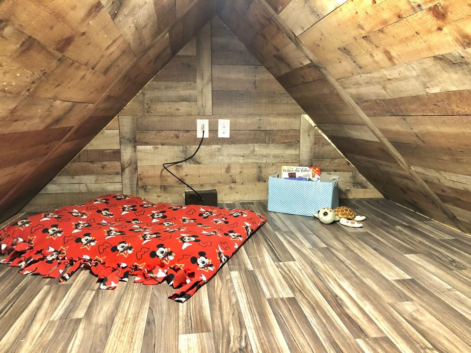 Upstairs play area with entertainment