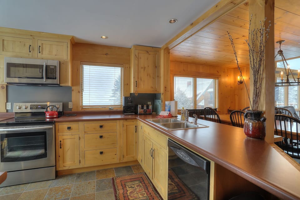 Fully equipped kitchen with dishwasher