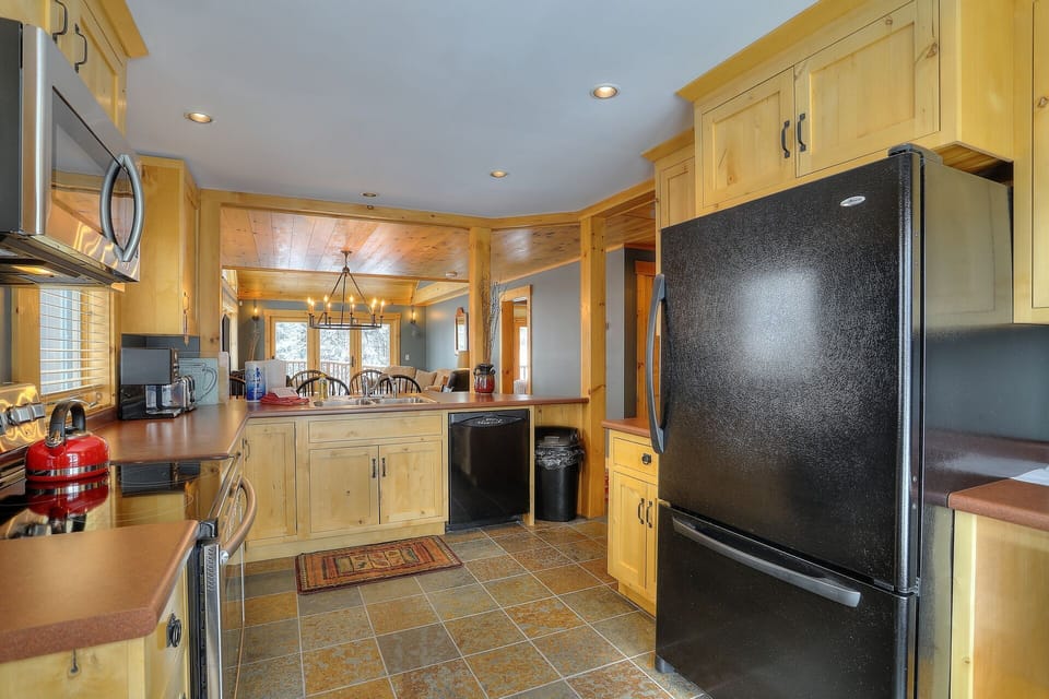 Fully equipped kitchen with dishwasher