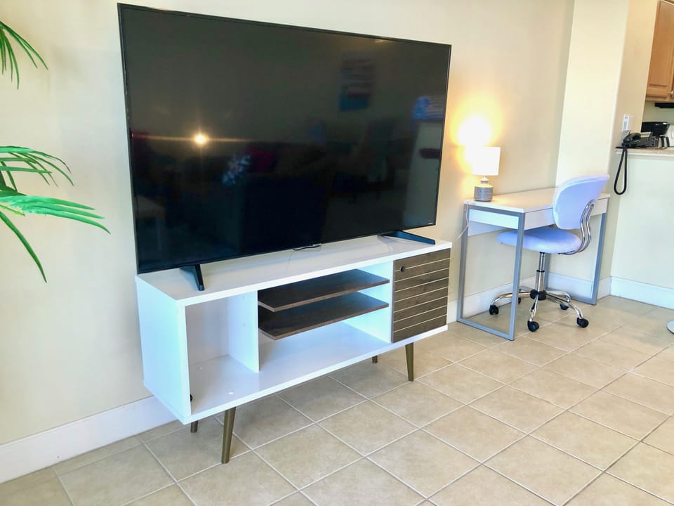 65 inch Samsung Smart TV with cable & apps - Netflix, Amazon Prime etc