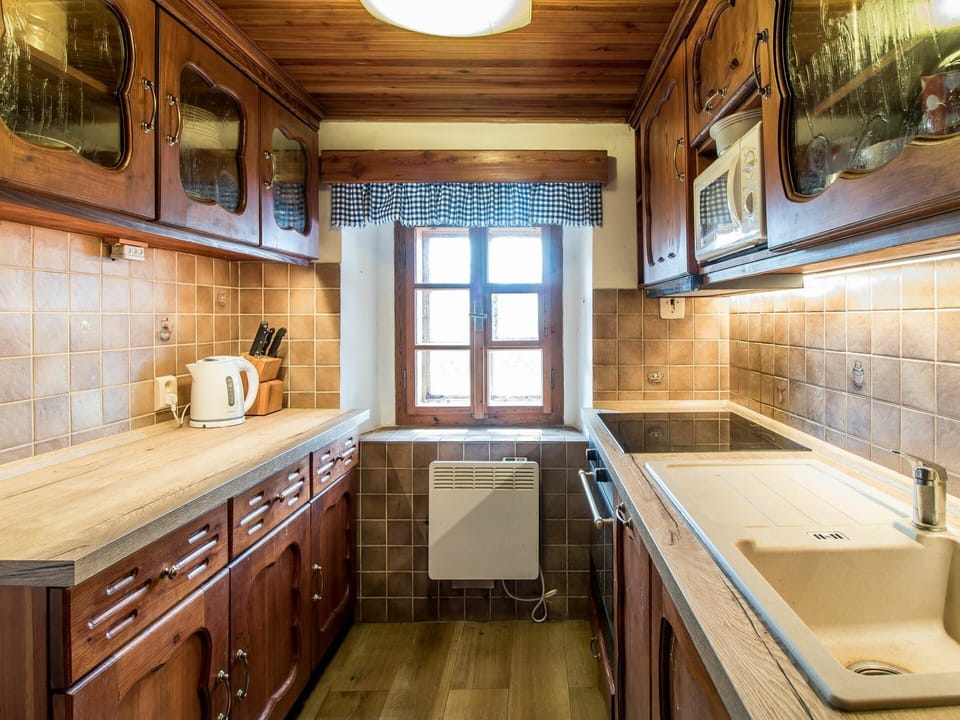 Tap, Cabinetry, Property, Sink, Countertop, Window, Wood, Plumbing Fixture, Kitchen, Building
