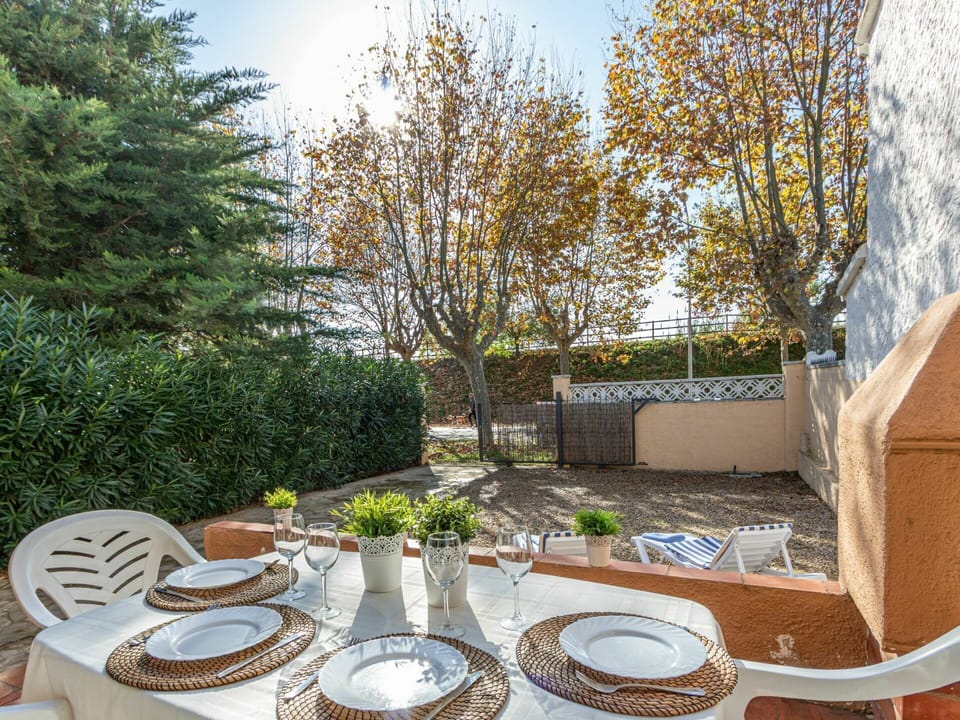 Property, Tree, Real Estate, House, Backyard, Garden, Home, Plant, Table, Yard