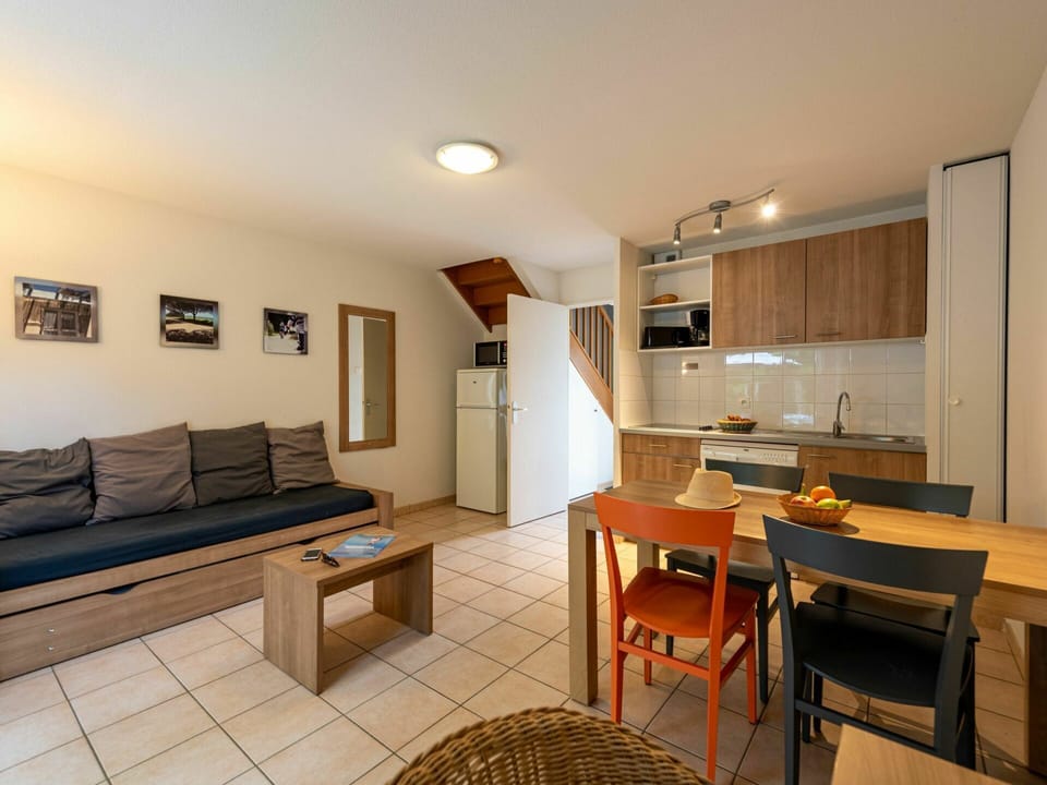 Table, Furniture, Property, Building, Couch, Wood, Interior Design, Living Room, Countertop, House