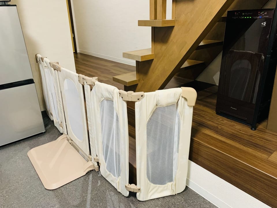 [Paid rental item] Baby gate (small/large) \1,000/night (\200/night after the second day)