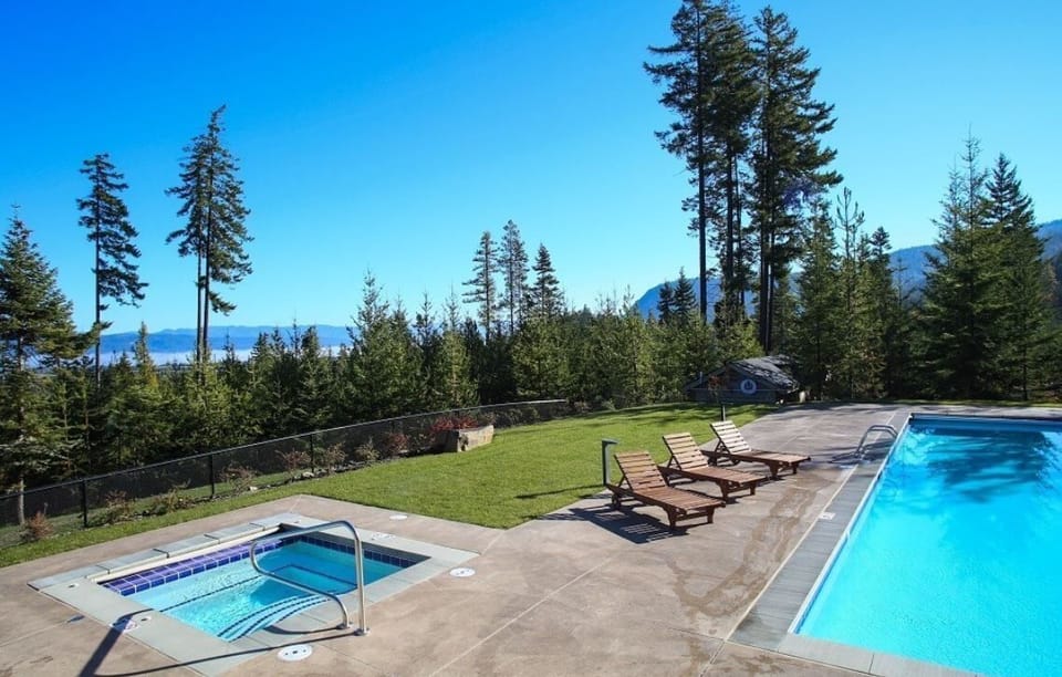 Trailside heated pool and hot tub