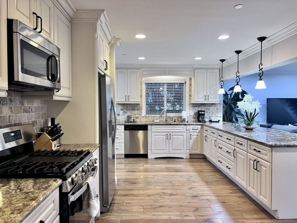 Custom Upgraded Kitchen with Stainless Steel Appliances
With Granite Countertops