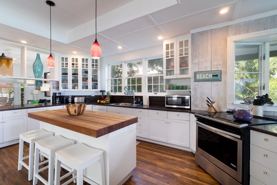 Kitchen w./island seating