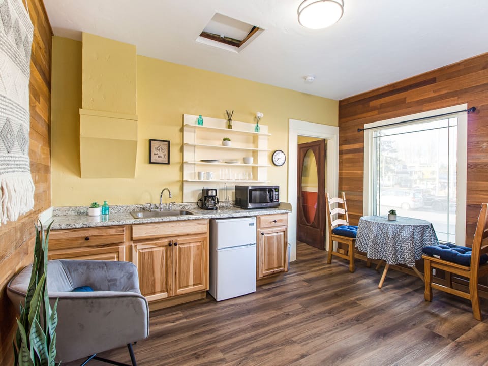 Cozy Corner Suite #3 has a kitchenette with microwave, coffee maker, toaster, mini-fridge, dishes, towel, sponge, soap and paper towels. 
Dining table for two to enjoy morning coffee and a little breakfast. 

++ADULTS ONLY++