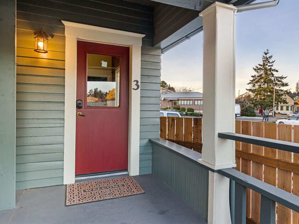 Unit #3 covered porch

(non-smoking property)