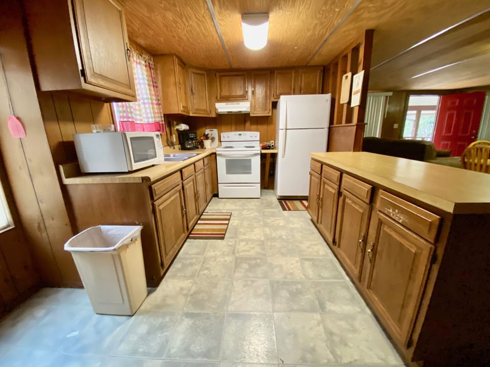 Shady Oak - Kitchen is clean & functional, with everything you need.