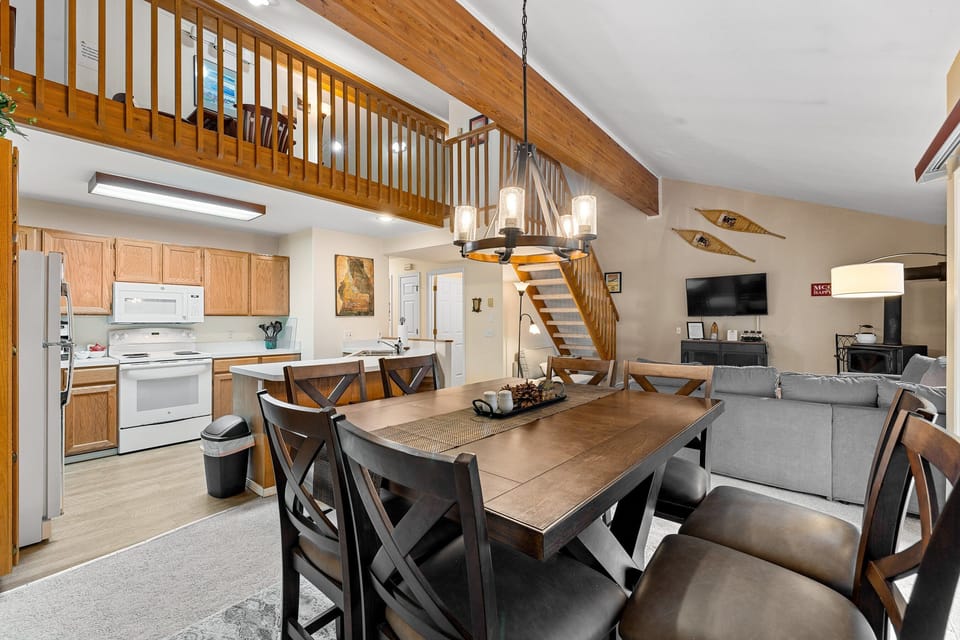 Ponderosa Retreat -dining room with seating for 8 and access to the deck.