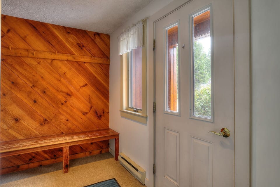 Large entryway for gearing up to hit the slopes!