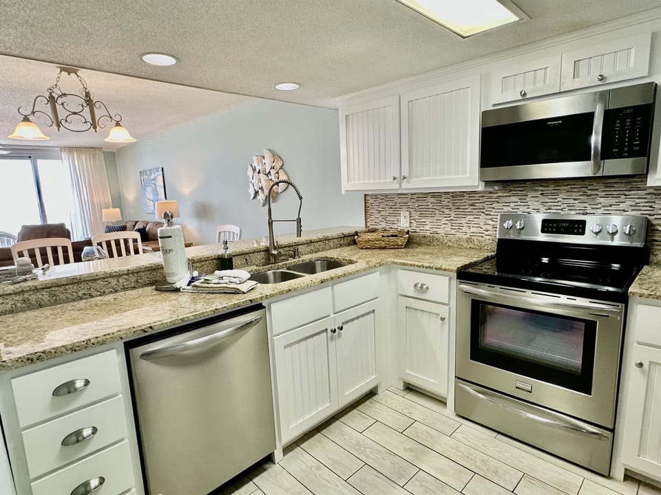 Plenty of counterspace for cooking!