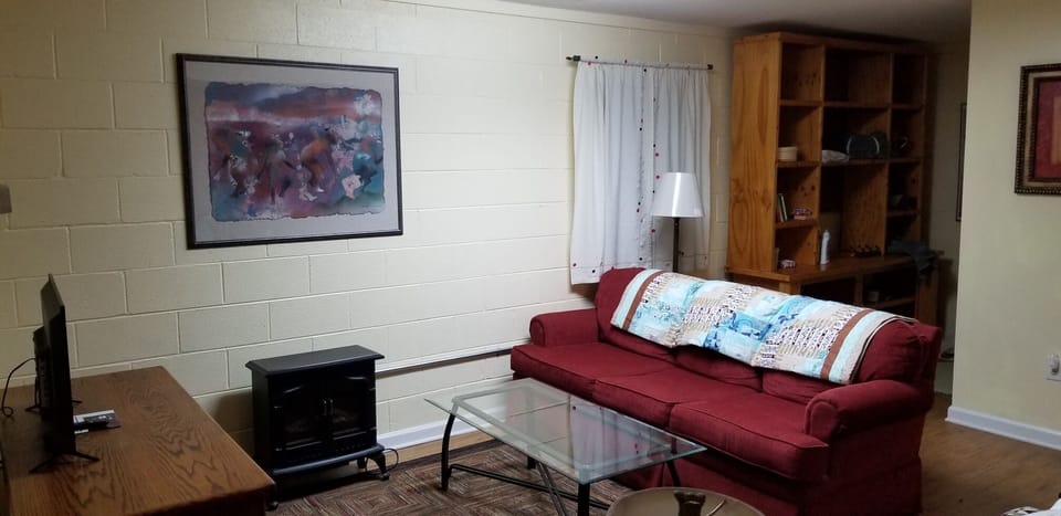 Sofa and Futon in the sitting area with TV (Netflix)