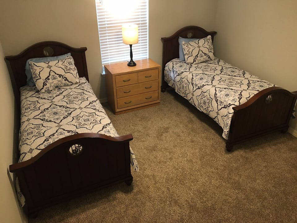 3rd bedroom with 2 twin beds.