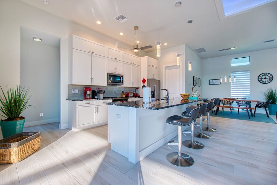 full kitchen with bar seating for 4