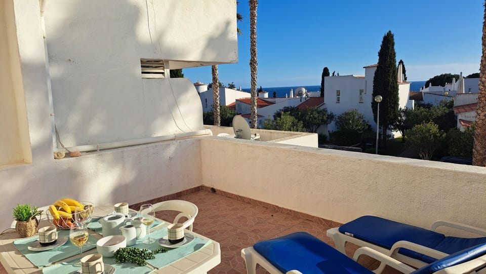 Terraço Vista Mar com espreguiçadeiras.