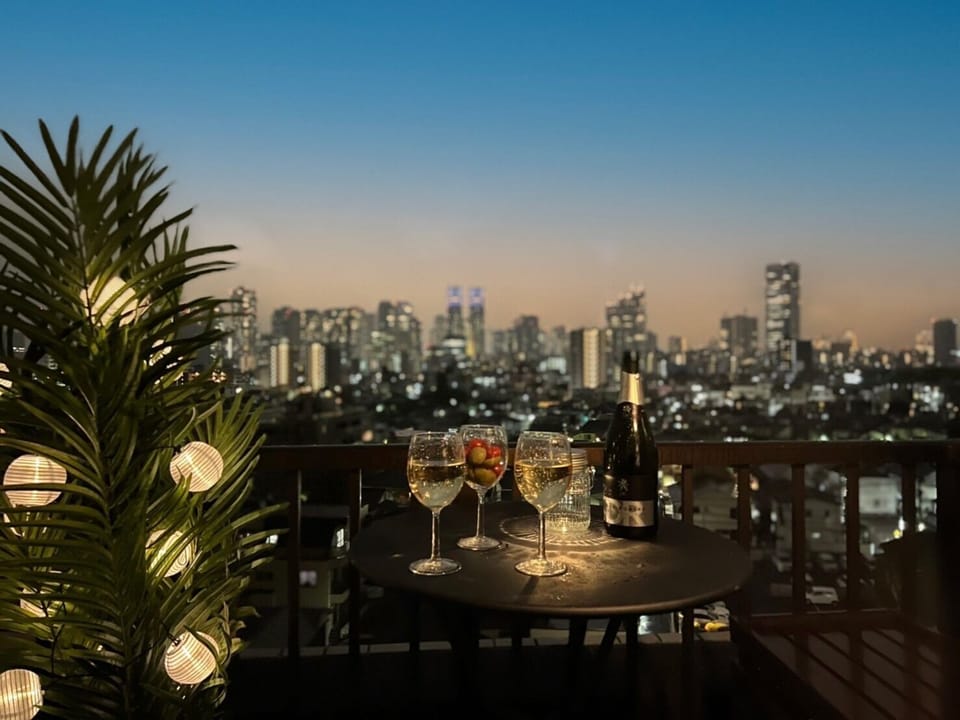 Enjoy the night view of Shinjuku