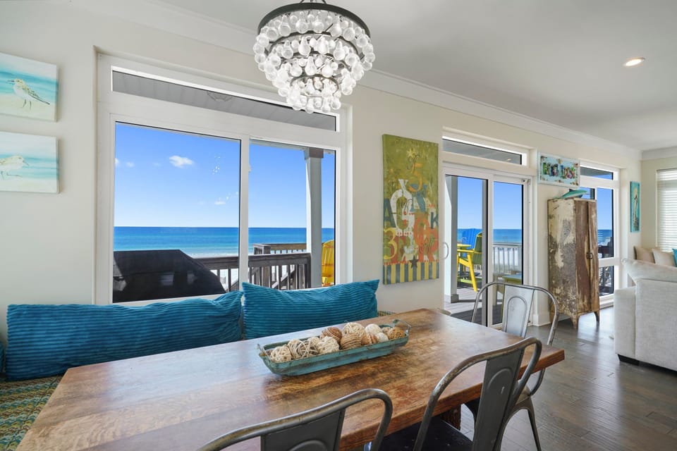 Dining room with plenty of seats for the whole family and stunning gulf views