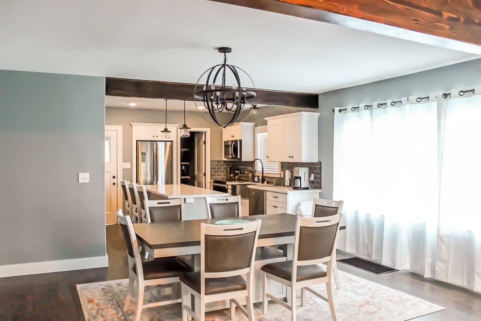 Dining area for 6 w/ 3 more seats at the island