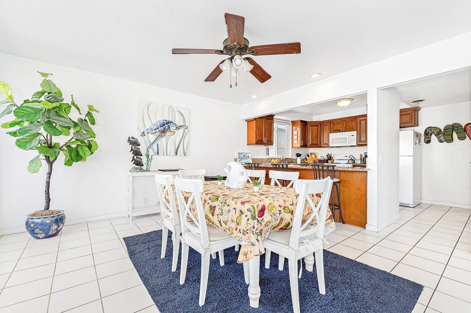 Dining area with easy flow into the kitchen
                