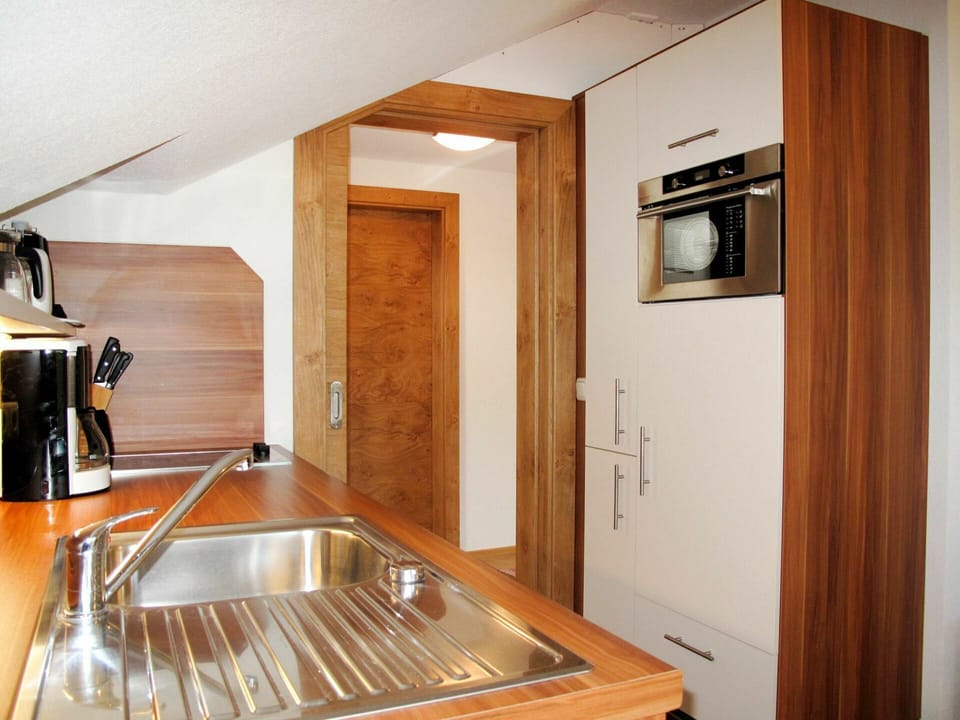 Wood, Room, Property, Wood Stain, Hardwood, Kitchen Sink, Sink, House, Plywood