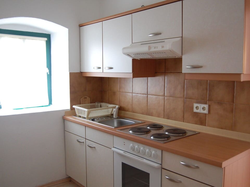 Cabinetry, Countertop, Building, Property, Kitchen Stove, Gas Stove, Kitchen Appliance, Cooktop, Kitchen, Wood