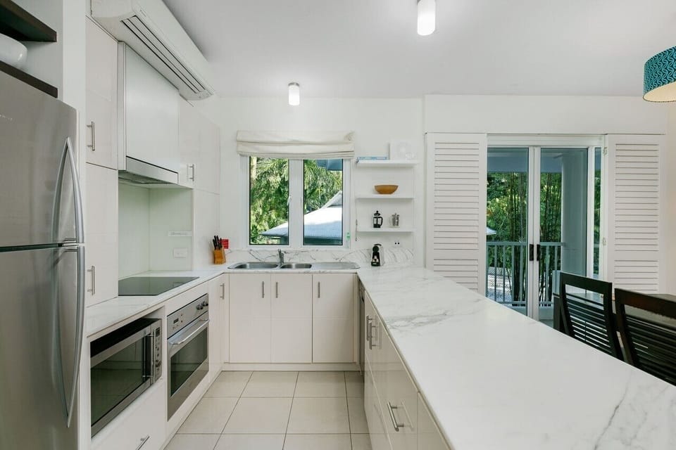 Full Kitchen - w/basic provided to get you though the first night.  