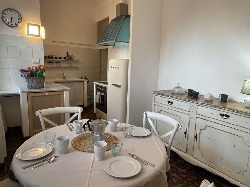 Table, Property, Furniture, Cabinetry, Dishware, Interior Design, Kitchen, Chair, Tableware, Floor