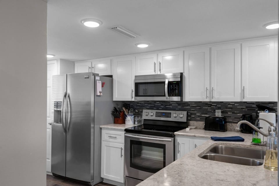 Full kitchen