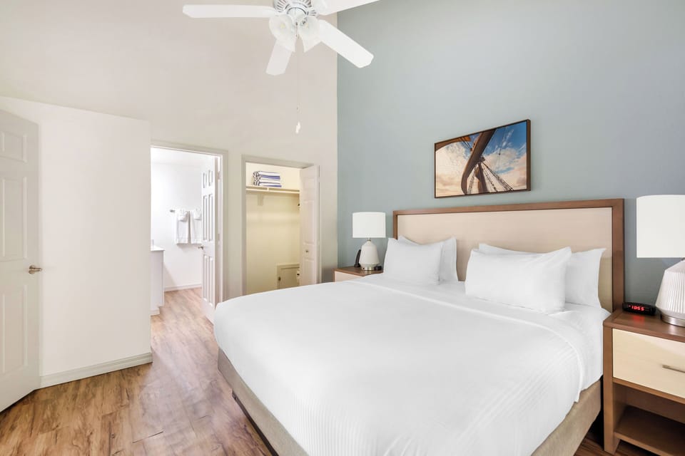 BSC - Suite 2 Bedroom Primary Bedroom Interior 2XX