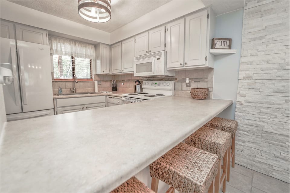 Kitchen with Breakfast Bar