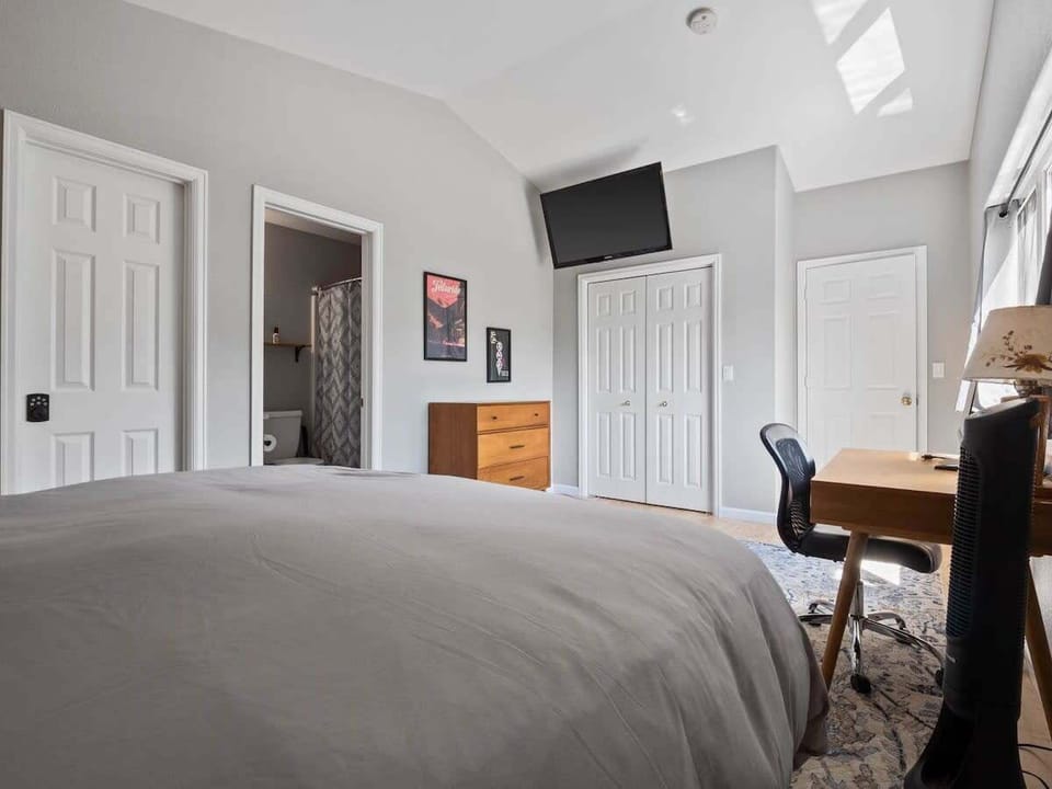 【Bedroom 4】Bunk room wide view — sleeps three of the crew