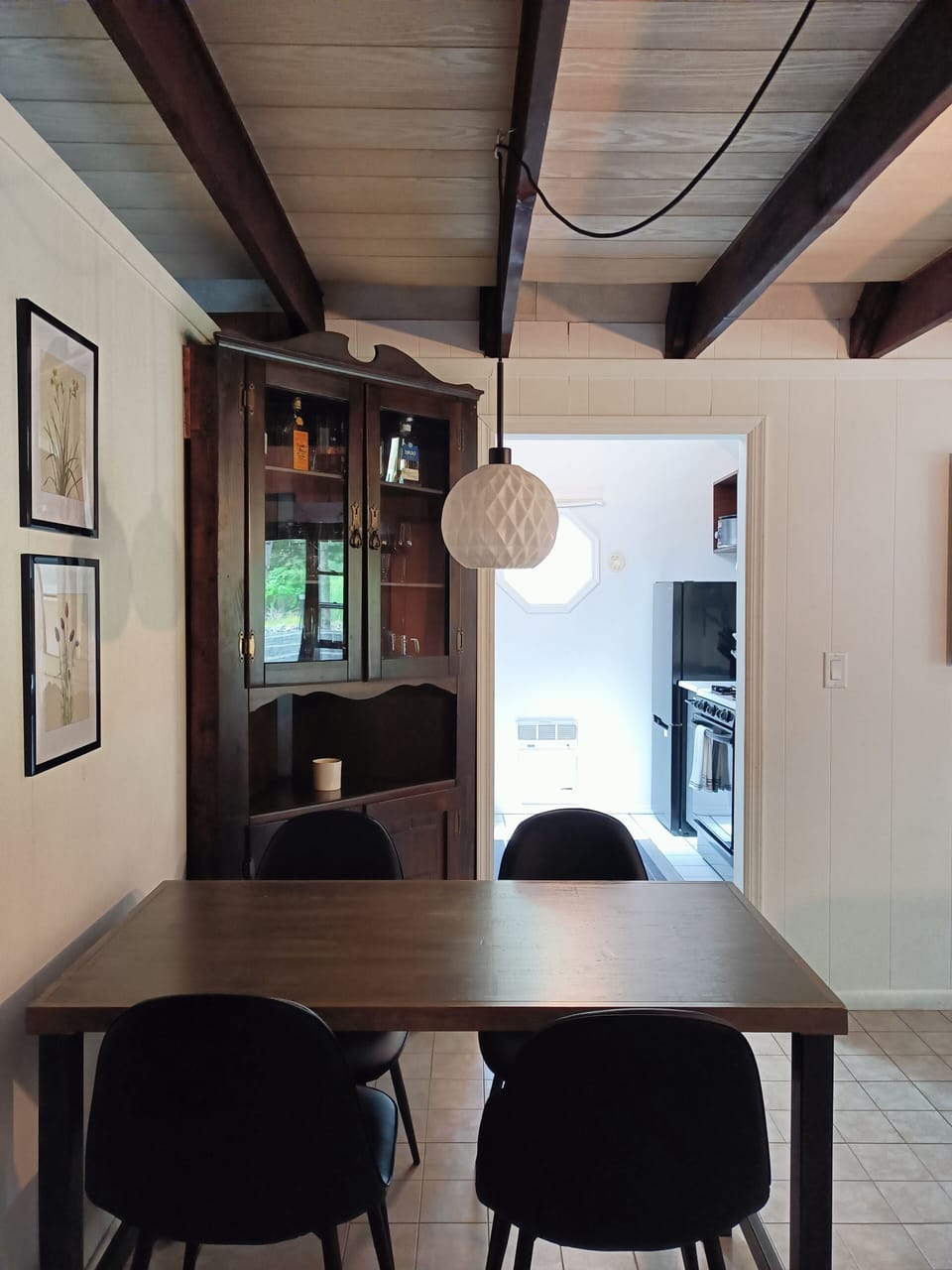 Dining area (seating for 4 at table and 2 at bar, 6 total)