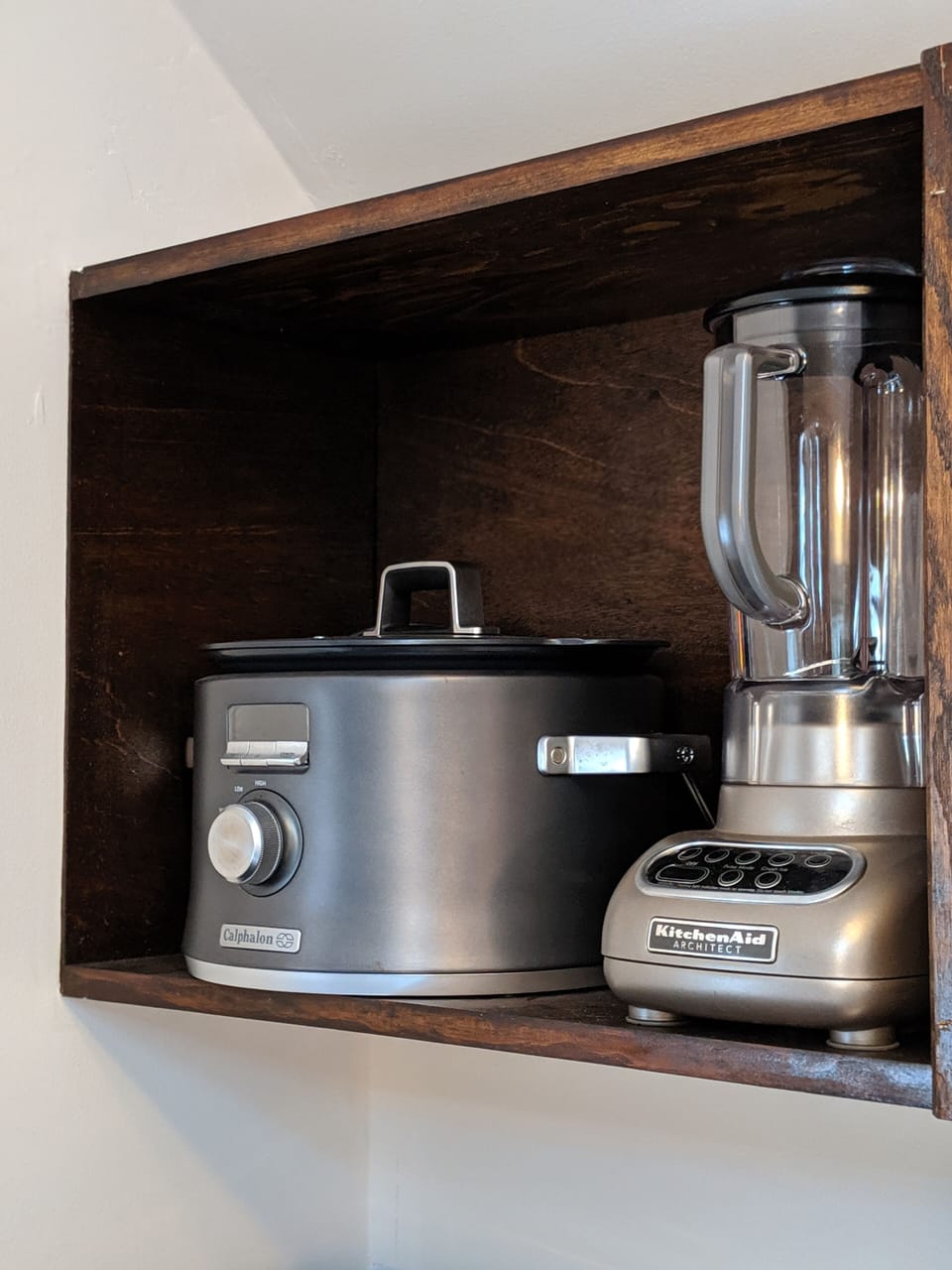 Slow cooker and blender provided