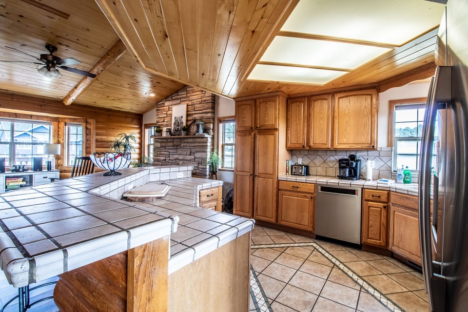 Kitchen Island and Kitchen