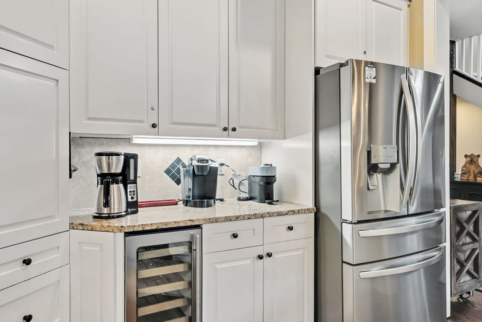 Kitchen: Stainless steel appliances, gas range, granite countertops, wine cooler, 2-person bar seating
