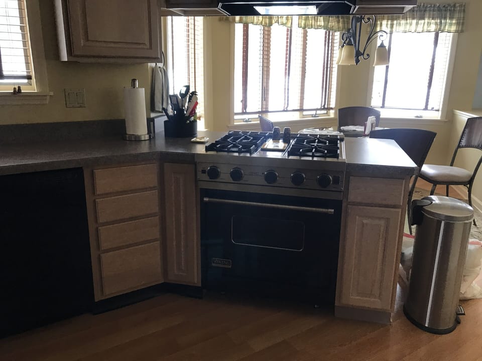 Kitchen - Dishwasher, Stove/Oven and Nook