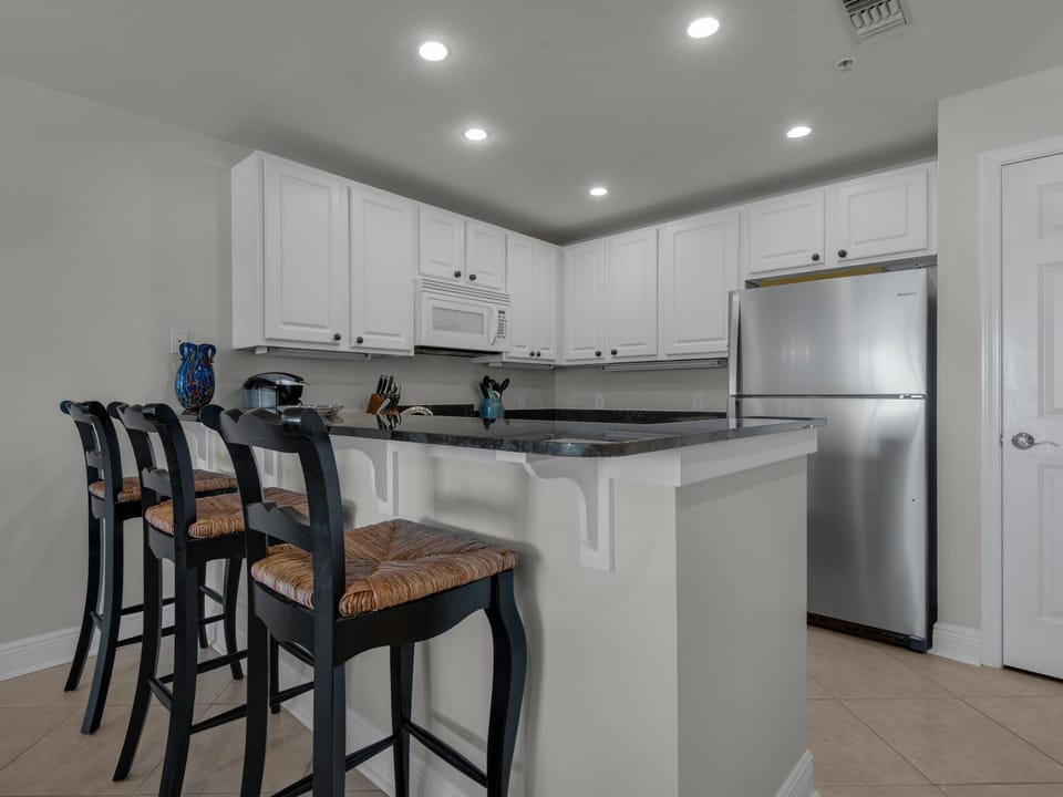 Breakfast bar and Kitchen area
