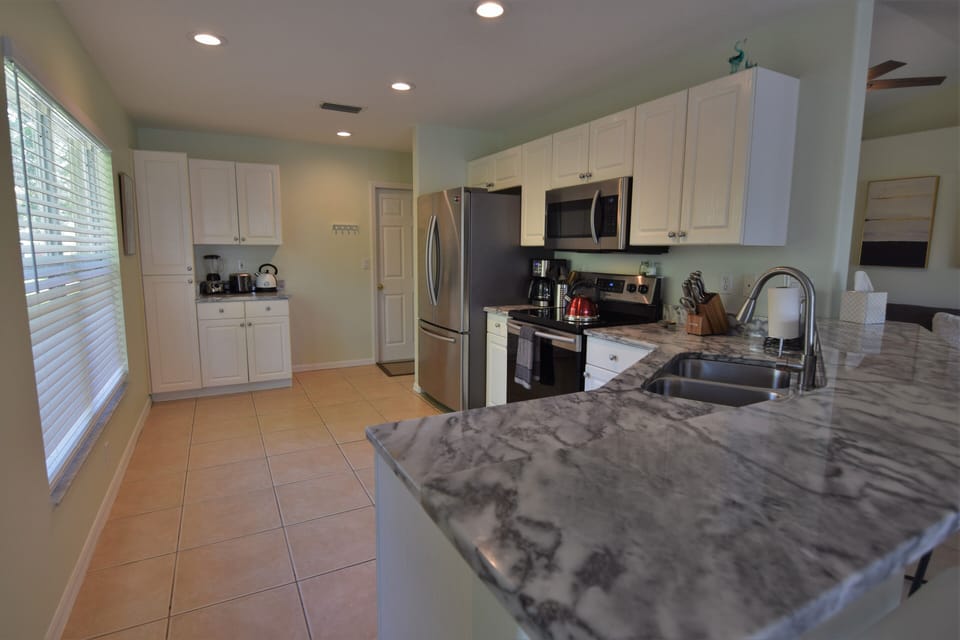 Fully equipt Kitchen and garage entrance