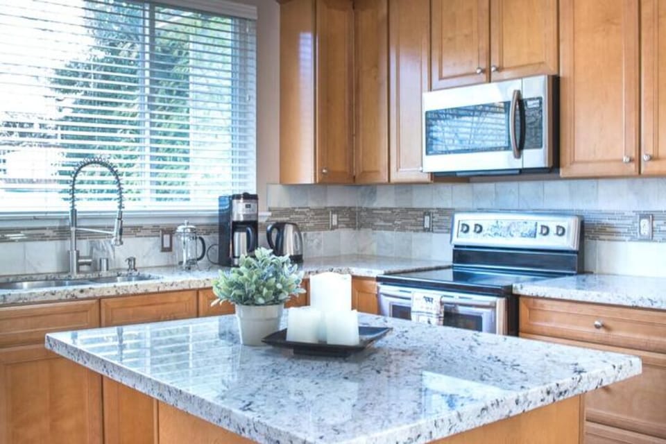 A double oven for different needs! Granite! Stainless steel appliances!