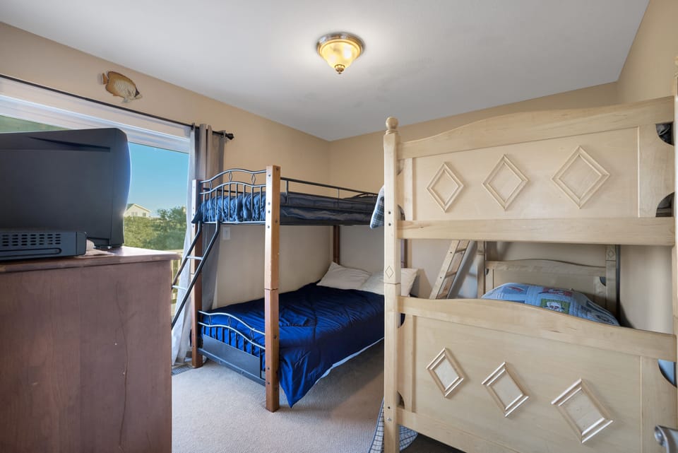2 Single Bunk Bed Master Ste - Mid Level