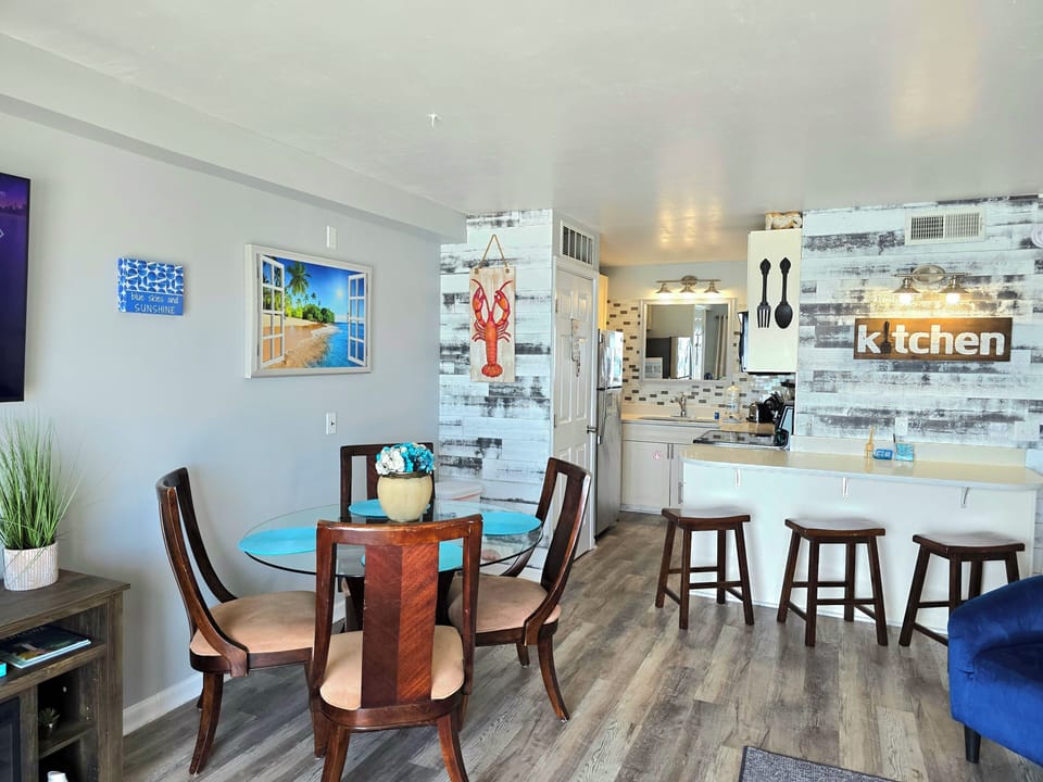 Cozy direct beachfront condo!