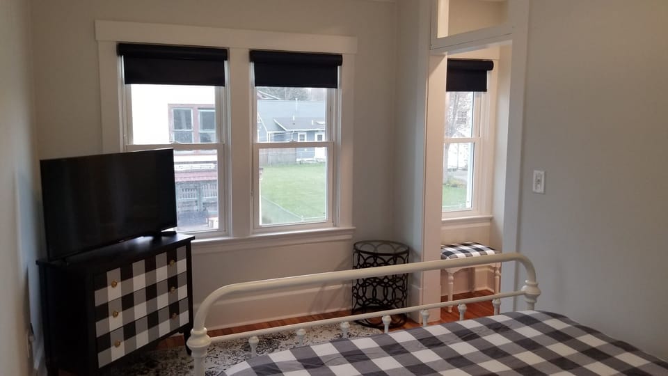 Suite 1 (Queen Bed)