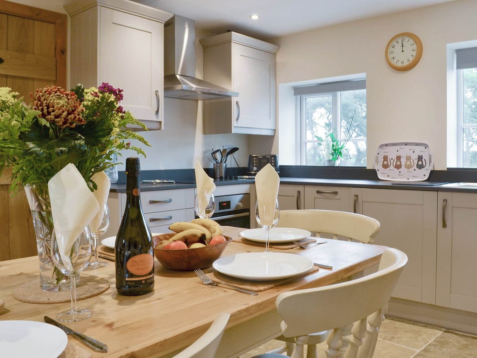 Fully equipped kitchen with dining area within the open-plan design | Cowslip - Ranby Cottage Farm, Ranby, near Retford